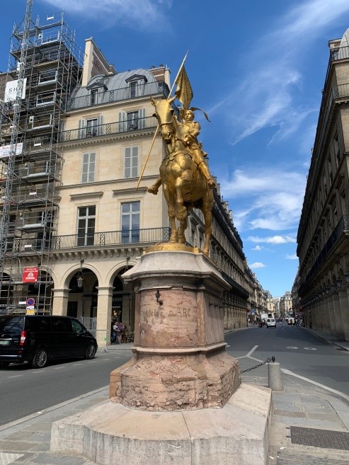 写真説明： パリにて。馬に乗って右手で旗を振り上げているジャンヌダルクの像。